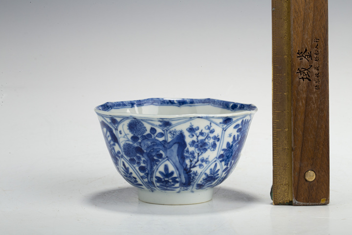 古玩陶瓷清康熙·青花開窗花卉紋花口杯真品鑒賞圖