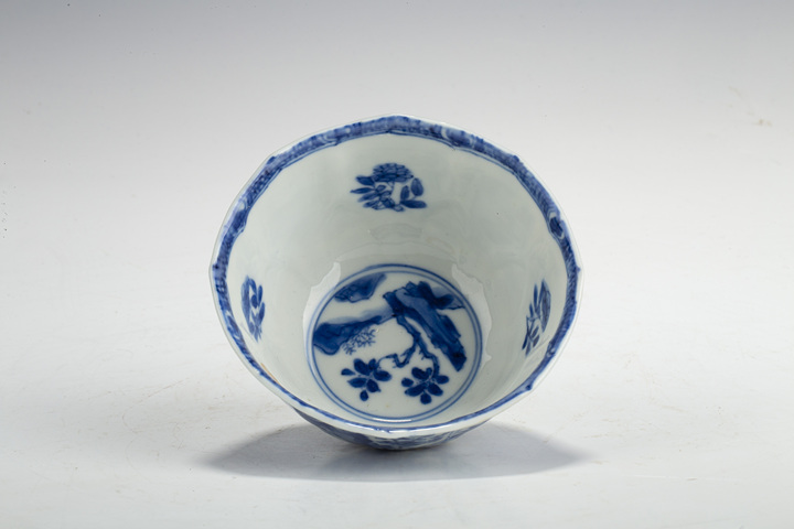 古玩陶瓷清康熙·青花開窗花卉紋花口杯真品鑒賞圖