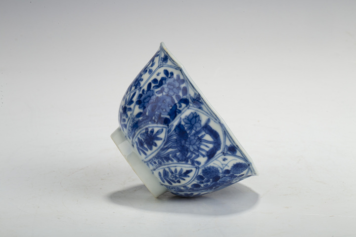 古玩陶瓷清康熙·青花開窗花卉紋花口杯真品鑒賞圖