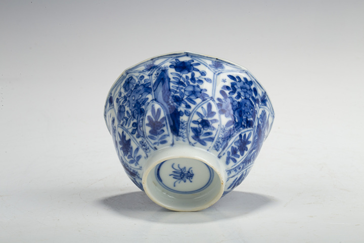 古玩陶瓷清康熙·青花開窗花卉紋花口杯真品鑒賞圖