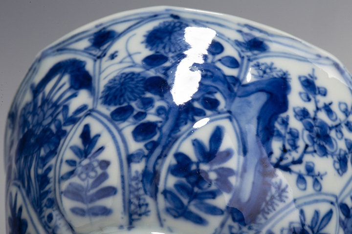 古玩陶瓷清康熙·青花開窗花卉紋花口杯真品鑒賞圖