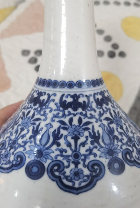 古玩陶瓷青花蝴蝶花卉紋膽瓶真品鑒賞圖