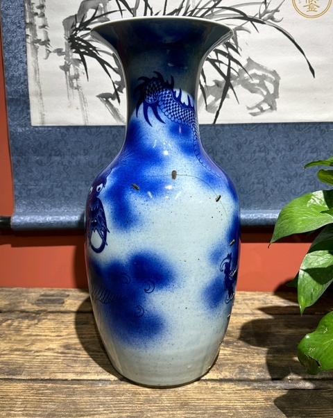 古玩陶瓷吹藍釉龍紋瓶真品鑒賞圖