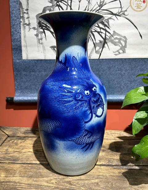 古玩陶瓷吹藍釉龍紋瓶真品鑒賞圖