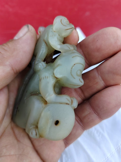 古玩玉器岫玉雕“輩輩侯”把件拍賣,當前價格996元