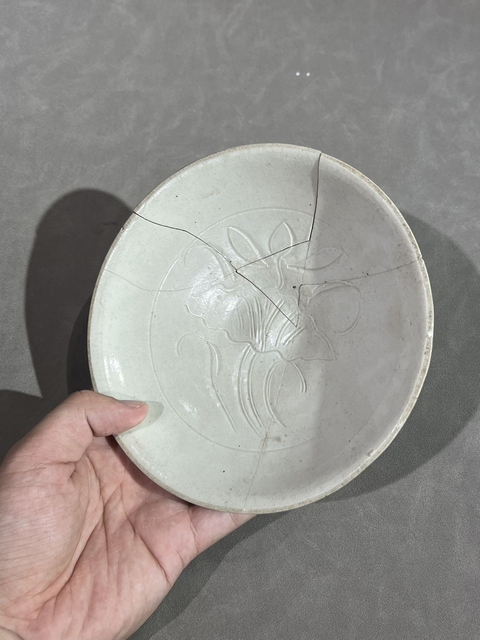 古玩陶瓷宋代五大名窯之一定窯白瓷刻荷蓮紋盤拍賣，當前價格5980元