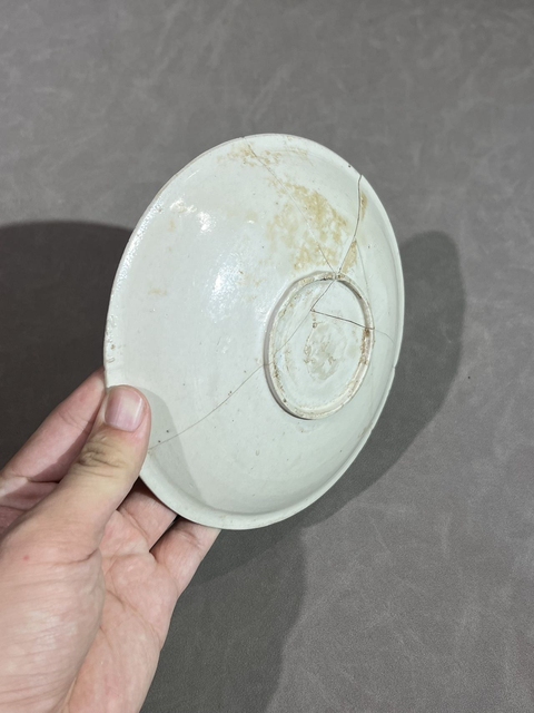 古玩陶瓷宋代五大名窯之一定窯白瓷刻荷蓮紋盤拍賣，當前價格5980元