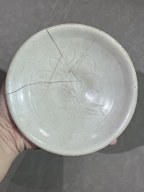 古玩陶瓷宋代五大名窯之一定窯白瓷刻荷蓮紋盤拍賣，當前價格5980元