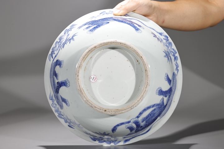 古玩陶瓷日本江戶青花龍虎紋碗真品鑒賞圖