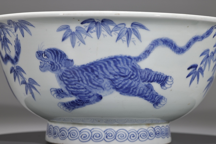 古玩陶瓷日本江戶青花龍虎紋碗真品鑒賞圖