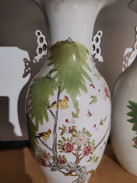 古玩陶瓷粉彩花開紋雙耳瓶真品鑒賞圖