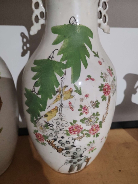 古玩陶瓷粉彩花開紋雙耳瓶真品鑒賞圖