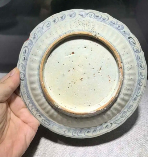 古玩陶瓷明空白期青花麒麟紋盤真品鑒賞圖