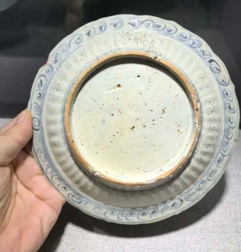 古玩陶瓷明空白期青花麒麟紋盤真品鑒賞圖