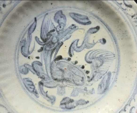 古玩陶瓷明空白期青花麒麟紋盤真品鑒賞圖