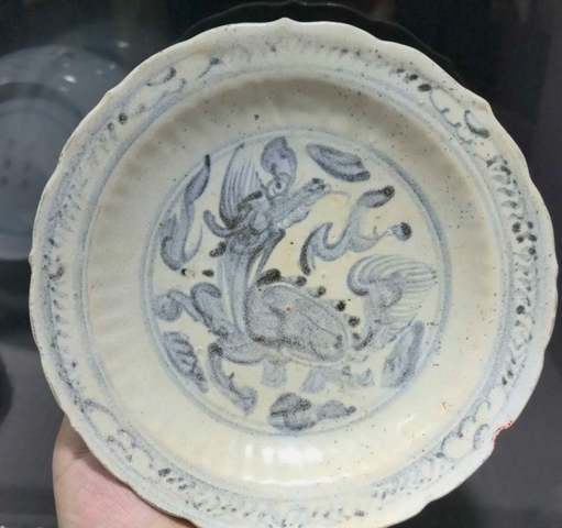 古玩陶瓷明空白期青花麒麟紋盤真品鑒賞圖