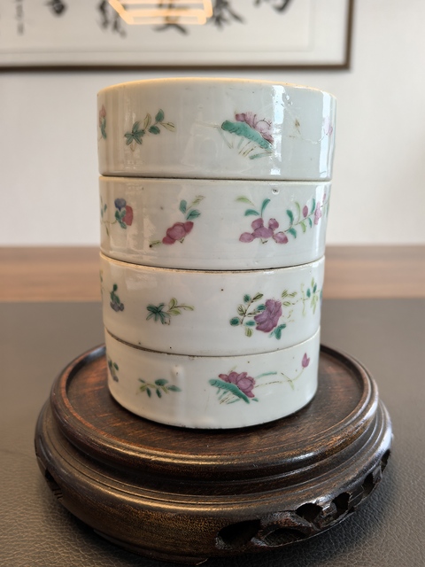 古玩陶瓷粉彩花蝶紋節盒真品鑒賞圖