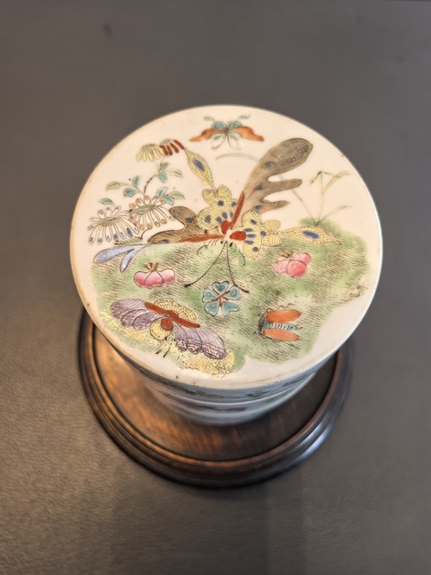 古玩陶瓷粉彩花蝶紋節盒真品鑒賞圖