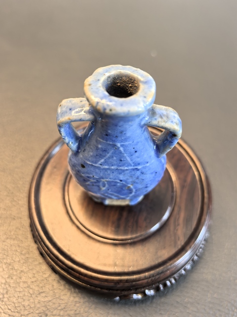 古玩陶瓷霽藍(lán)釉花卉紋瓶真品鑒賞圖