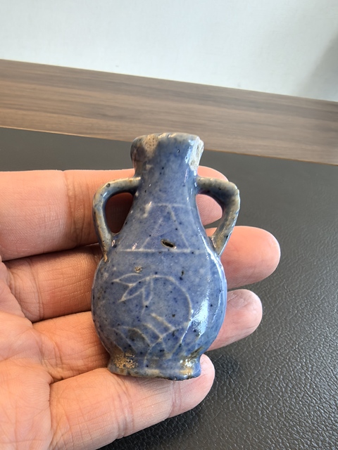 古玩陶瓷霽藍(lán)釉花卉紋瓶真品鑒賞圖