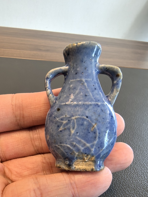 古玩陶瓷霽藍(lán)釉花卉紋瓶真品鑒賞圖
