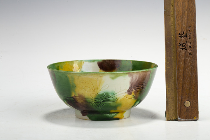 古玩陶瓷清康熙·虎皮三彩暗刻花卉紋碗拍賣，當前價格376元