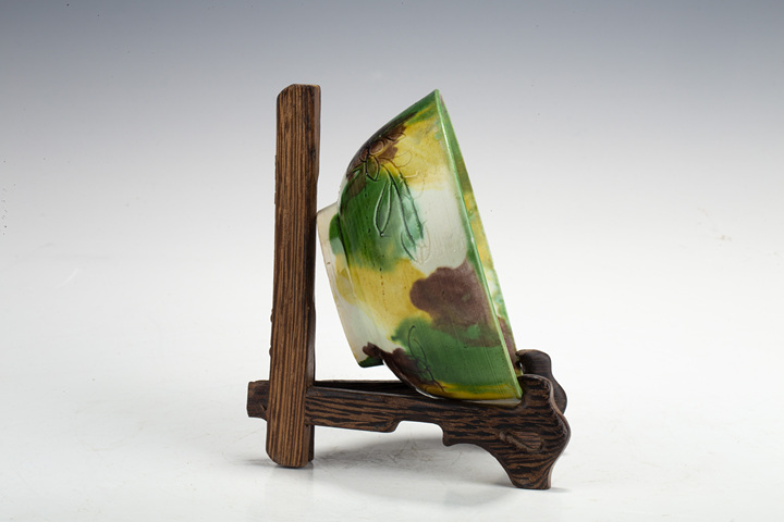 古玩陶瓷清康熙·虎皮三彩暗刻花卉紋碗拍賣，當前價格376元