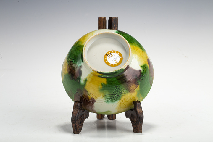 古玩陶瓷清康熙·虎皮三彩暗刻花卉紋碗拍賣，當前價格376元