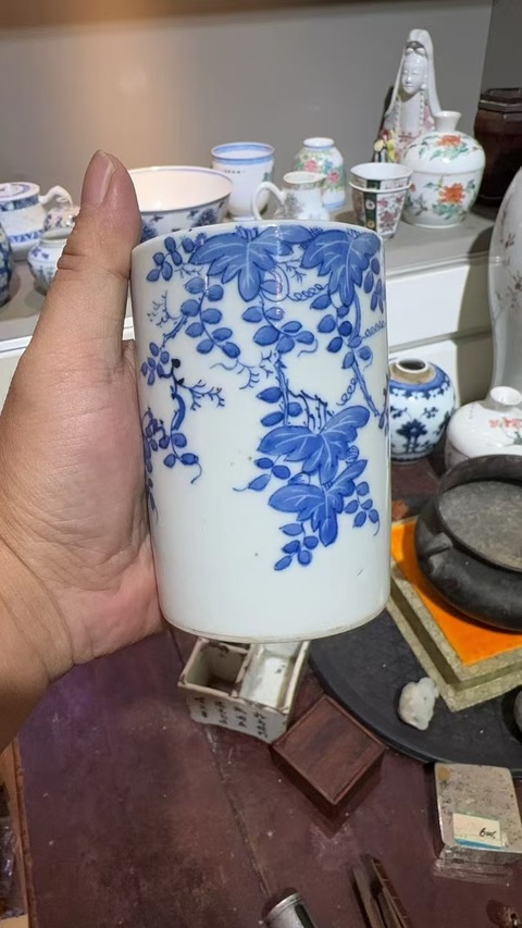 古玩陶瓷松鼠葡萄紋青花筆筒拍賣，當(dāng)前價格600元