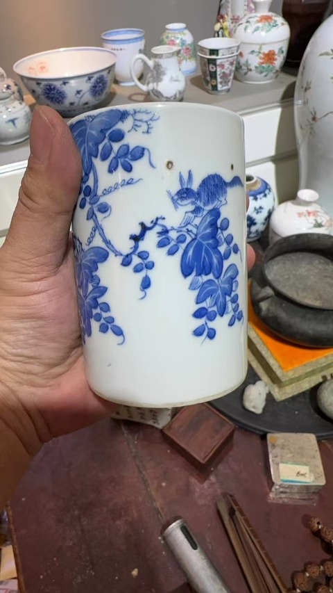 古玩陶瓷松鼠葡萄紋青花筆筒拍賣，當(dāng)前價格600元