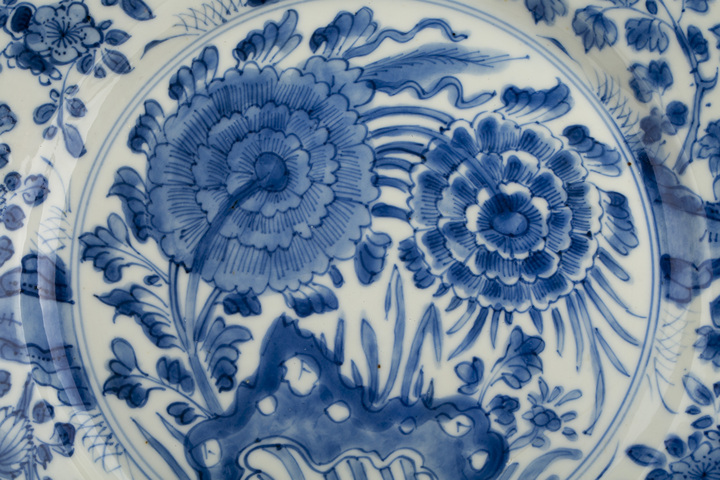 古玩陶瓷清康熙·青花洞石花卉紋折沿盤拍賣，當(dāng)前價(jià)格536元