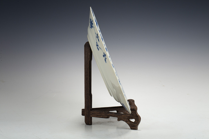 古玩陶瓷清康熙·青花洞石花卉紋折沿盤拍賣，當(dāng)前價(jià)格536元