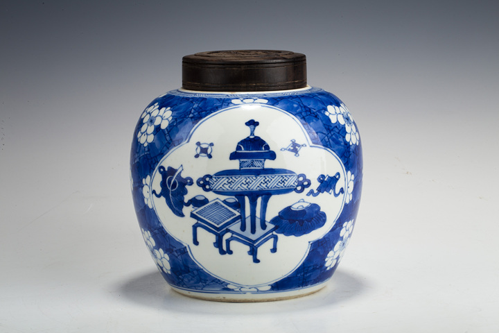 古玩陶瓷清康熙·青花冰梅開窗博古紋罐拍賣，當前價格10000元