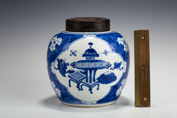 古玩陶瓷清康熙·青花冰梅開窗博古紋罐拍賣，當前價格10000元