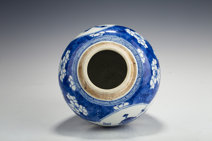 古玩陶瓷清康熙·青花冰梅開窗博古紋罐拍賣，當前價格10000元