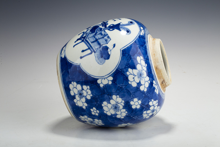 古玩陶瓷清康熙·青花冰梅開窗博古紋罐拍賣，當前價格10000元