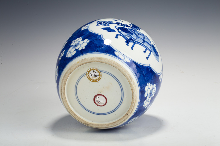 古玩陶瓷清康熙·青花冰梅開窗博古紋罐拍賣，當前價格10000元