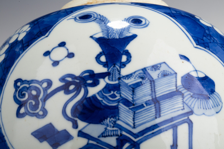 古玩陶瓷清康熙·青花冰梅開窗博古紋罐拍賣，當前價格10000元