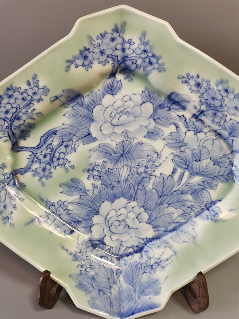 古玩陶瓷民國豆青釉青花牡丹紋盤拍賣,當前價格500元