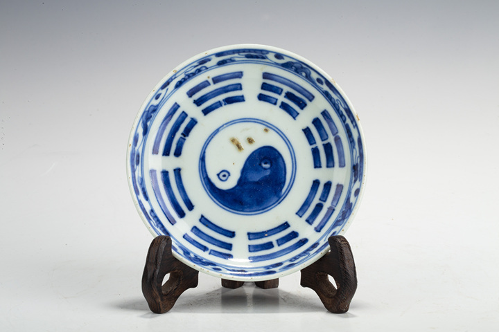古玩陶瓷清中·青花太極八卦紋小盤真品鑒賞圖
