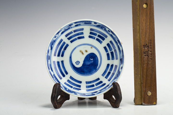 古玩陶瓷清中·青花太極八卦紋小盤真品鑒賞圖