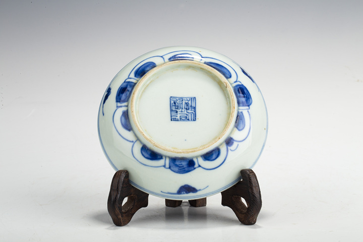 古玩陶瓷清中·青花太極八卦紋小盤真品鑒賞圖