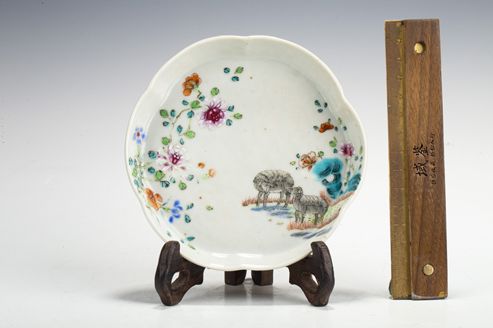 古玩陶瓷清乾隆·粉彩吉羊花卉紋花口盤真品鑒賞圖