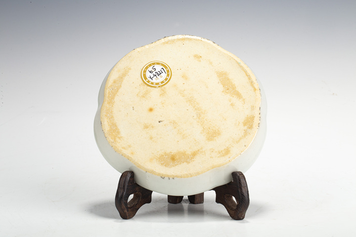 古玩陶瓷清乾隆·粉彩吉羊花卉紋花口盤真品鑒賞圖