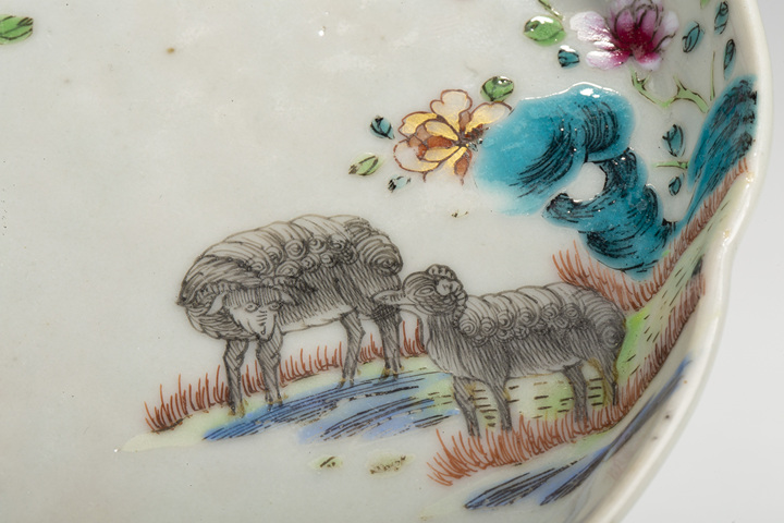 古玩陶瓷清乾隆·粉彩吉羊花卉紋花口盤真品鑒賞圖