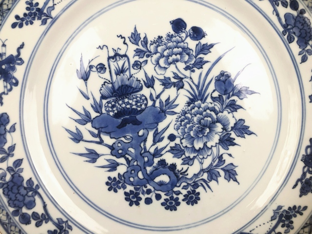 古玩陶瓷清乾隆·青花博古紋托八寶大盤拍賣,當前價格600元