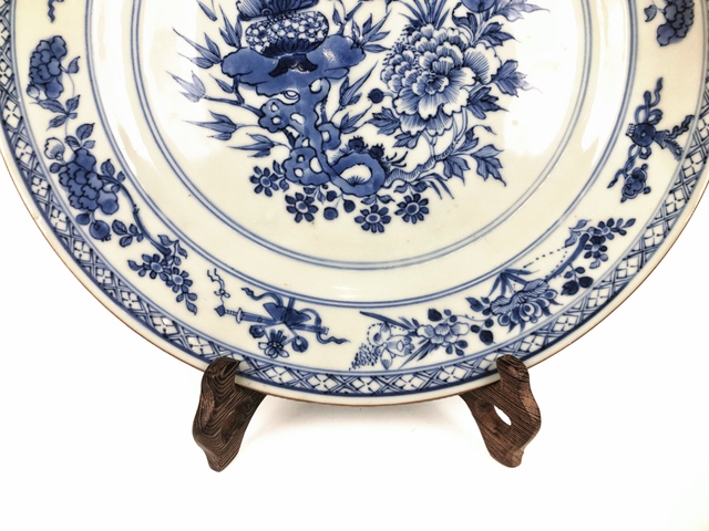 古玩陶瓷清乾隆·青花博古紋托八寶大盤拍賣,當前價格600元