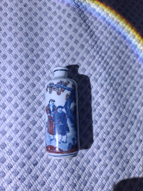 古玩陶瓷青花釉里紅人物鼻煙壺真品鑒賞圖