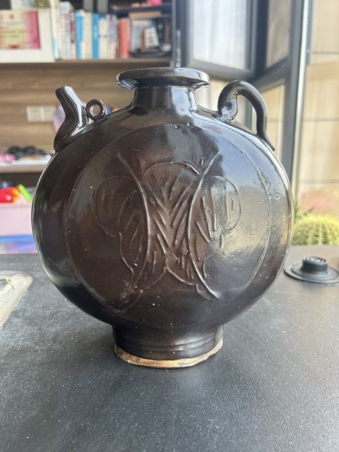 古玩陶瓷金元耀州窯樹葉紋黑釉扁壺(雙樹葉紋)拍賣,當(dāng)前價格376元