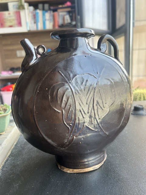 古玩陶瓷金元耀州窯樹葉紋黑釉扁壺(雙樹葉紋)拍賣,當(dāng)前價格376元